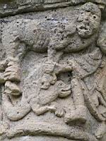 Saint-Julien-du-serre, Eglise, Chevet, Chapiteau, Homme tenant un animal et dragon